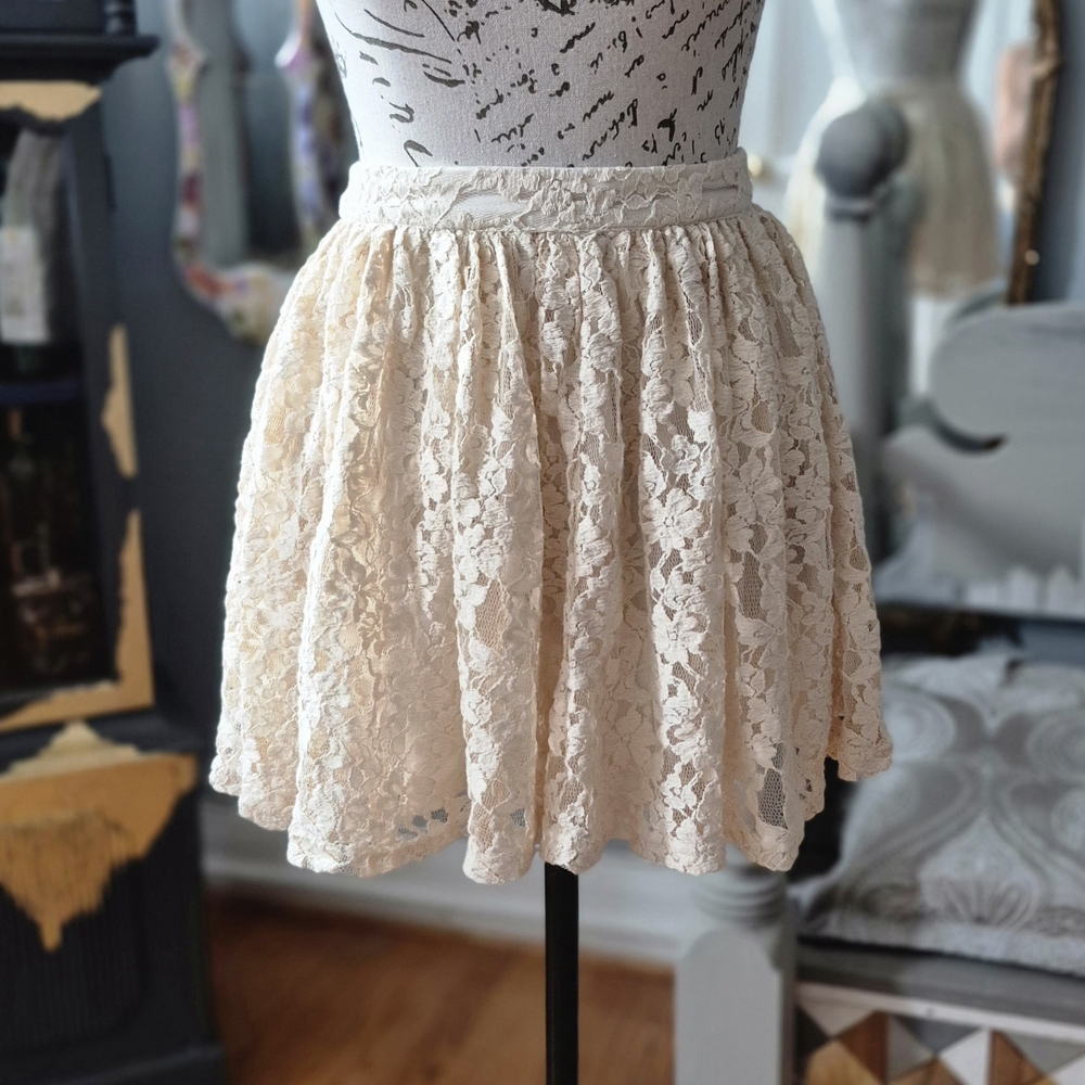 Forever 21 Cream Lace Mini Skirt XS / 26-Inch Waist